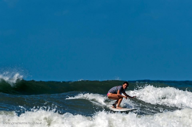  Con las olas debajo de la tabla 